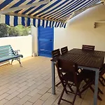 Charming House In With Shared Pool Дом отдыха Алвор