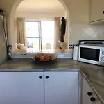 Charming House In With Shared Pool Дом отдыха Алвор