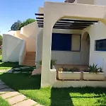 Charming House In With Shared Pool Дом отдыха Алвор