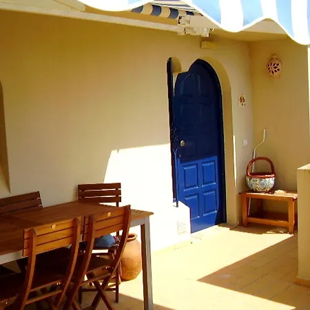 בית נופש Charming House In With Shared Pool