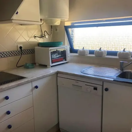 בית נופש Charming House In With Shared Pool אלבור