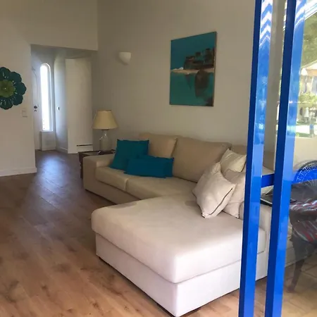 Charming House In With Shared Pool Feriehus *