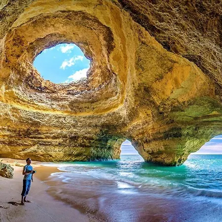 Charming House In With Shared Pool ألفور